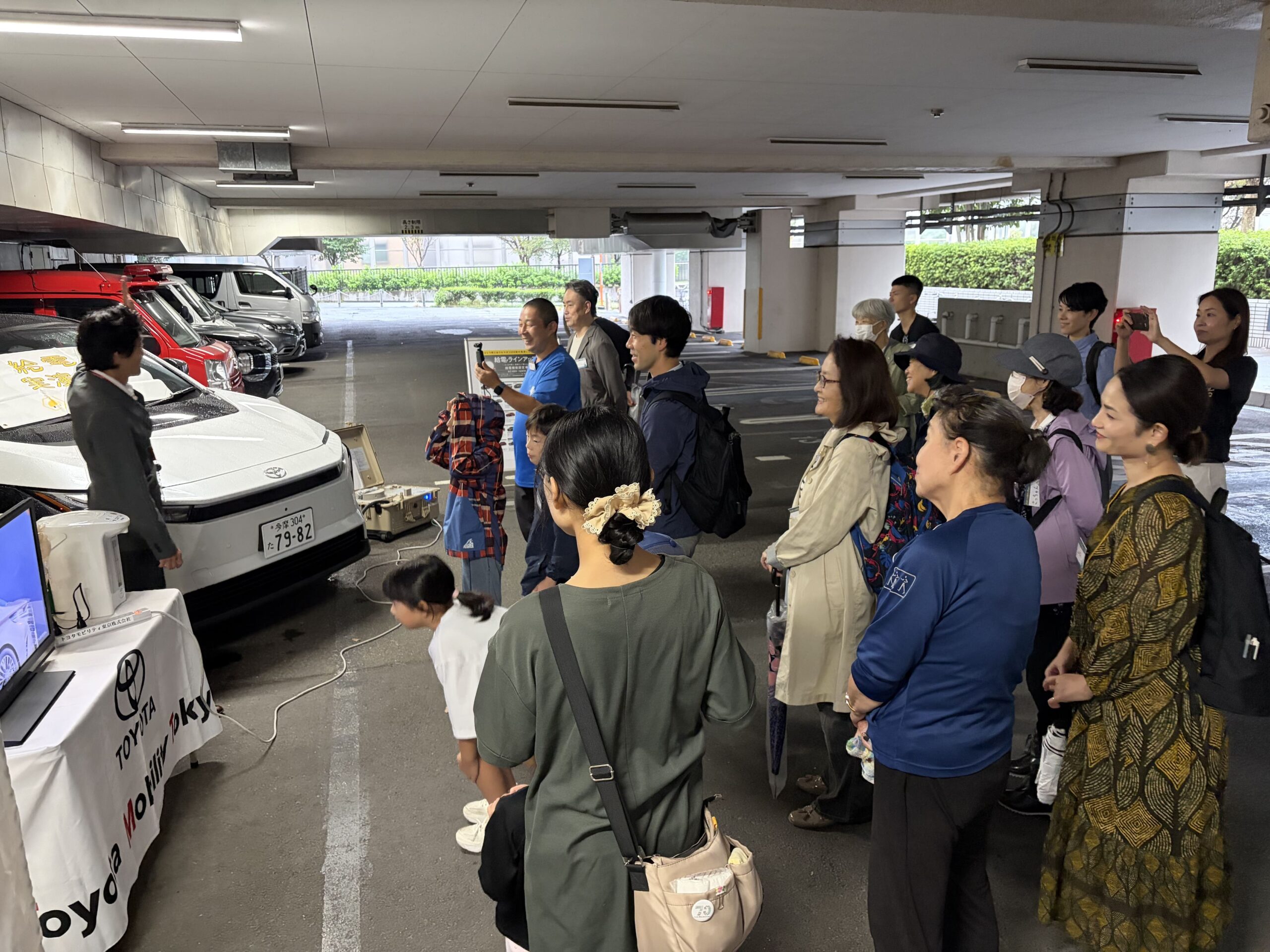 トヨタモビリティ東京株式会社、電気自動車から給電する様子を見学